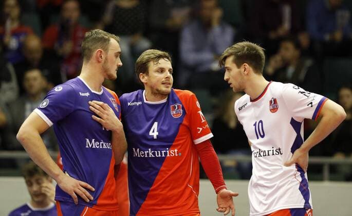 Deutschland - Rüsselsheim am Main - 21.12.2017 Volleyball - Hessen - europäischen CEV Cup - Herren Saison 2017 2018 United Volleys Rheinmain (blau) - Montpellier Volley UC (ws) v.l. Moritz Karlitzek (United Volleys 13), Patrick Steuerwald (United Volleys 4), Julian Zenger (United Volleys 10) United Volleys Rheinmain - Montpellier Volley UC