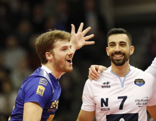 Deutschland - Rüsselsheim am Main - 21.12.2017 Volleyball - Hessen - europäischen CEV Cup - Herren Saison 2017 2018 United Volleys Rheinmain (blau) - Montpellier Volley UC (ws) v.l. Ludovic Duee (Montpellier Nr. 16), Gustavo Delgado (Montpellier Nr. 7) United Volleys Rheinmain - Montpellier Volley UC