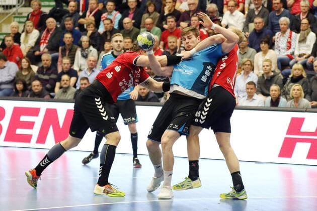 Lutz Heiny (HSG Nordhorn-Lingen 5) gestoppt von Jakob Schwabe (ASV Hamm-Westfalen 11)(links) und Julian Possehl (ASV Hamm-Westfalen 48), ASV Hamm-Westfalen vs HSG Nordhorn-Lingen, Handball, 2. Bundesliga, 22.12.2017, Hamm Copyright: xEibner-Pressefoto Strohdiekx EP_JSK