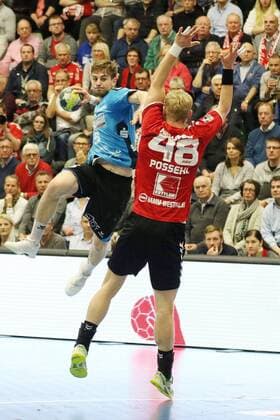 Lutz Heiny (HSG Nordhorn-Lingen 5) gegen Julian Possehl (ASV Hamm-Westfalen 48)(vorne), ASV Hamm-Westfalen vs HSG Nordhorn-Lingen, Handball, 2. Bundesliga, 22.12.2017, Hamm Copyright: xEibner-Pressefoto Strohdiekx EP_JSK