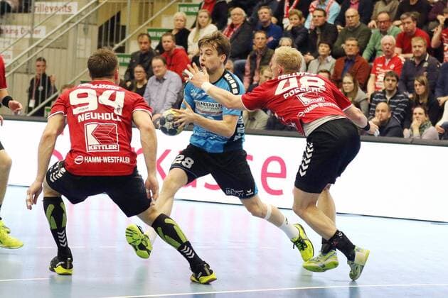 Lasse Seidel (HSG Nordhorn-Lingen 28) im Angriff gegen Christoph Neuhold (ASV Hamm-Westfalen 94)(vorne) und Julian Possehl (ASV Hamm-Westfalen 48)(rechts), ASV Hamm-Westfalen vs HSG Nordhorn-Lingen, Handball, 2. Bundesliga, 22.12.2017, Hamm Copyright: xEibner-Pressefoto Strohdiekx EP_JSK