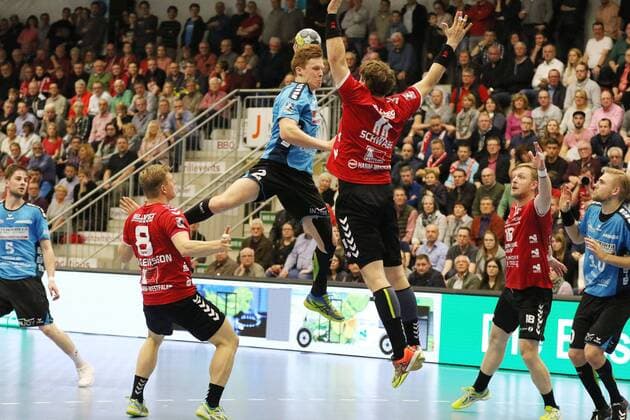 Nicky Verjans (HSG Nordhorn-Lingen 2) gegen Jakob Schwabe (ASV Hamm-Westfalen 11)(rechts) und Fannar Thor Fridgeirsson (ASV Hamm-Westfalen 8)(links), ASV Hamm-Westfalen vs HSG Nordhorn-Lingen, Handball, 2. Bundesliga, 22.12.2017, Hamm Copyright: xEibner-Pressefoto Strohdiekx EP_JSK