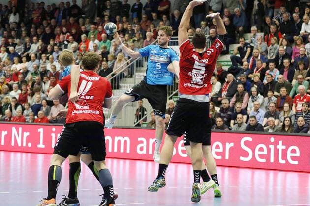 Lutz Heiny (HSG Nordhorn-Lingen 5) im Angriff, vorne Patrick Miedema (HSG Nordhorn-Lingen 10) gegen Jakob Schwabe (ASV Hamm-Westfalen 11), rechts Jan Brosch (ASV Hamm-Westfalen 5), ASV Hamm-Westfalen vs HSG Nordhorn-Lingen, Handball, 2. Bundesliga, 22.12.2017, Hamm Copyright: xEibner-Pressefoto Strohdiekx EP_JSK