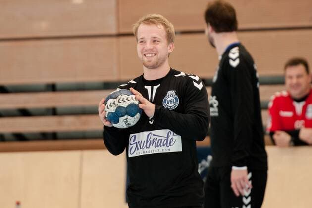 Julian Lauenroth (Nr.5, Lübeck) wärmt sich auf HC Rhein Vikings vs. VfL Lübeck-Schwartau, Handball, 2. Bundesliga, 22.12.17 Düsseldorf NRW Deutschland Castello