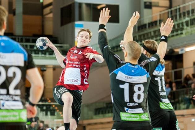 Oliver Milde (Nr.4, Lübeck) wirft auf das Tor. Teo Coric (Nr.18, Vikings) und Heider Thomas (Nr.10, Vikings) versuchen einzugreifen HC Rhein Vikings vs. VfL Lübeck-Schwartau, Handball, 2. Bundesliga, 22.12.17 Düsseldorf NRW Deutschland Castello