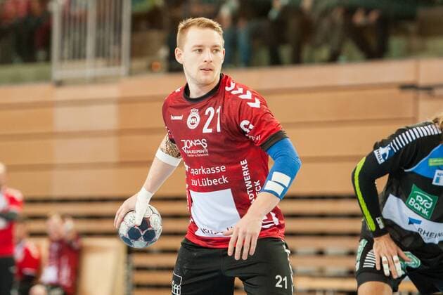 7-Meter ausgeführt von Sebastian Damm (Nr.21, Lübeck) HC Rhein Vikings vs. VfL Lübeck-Schwartau, Handball, 2. Bundesliga, 22.12.17 Düsseldorf NRW Deutschland Castello