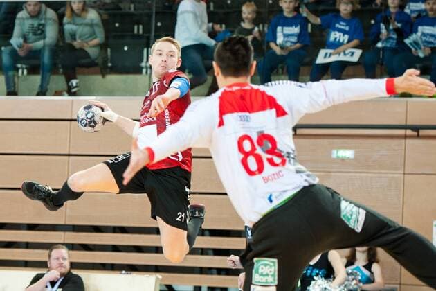 Sebastian Damm (Nr.21, Lübeck) wirft auf das Tor der Vikings. Vorne torwart Vladimir Bozic (Nr.83, Vikings) HC Rhein Vikings vs. VfL Lübeck-Schwartau, Handball, 2. Bundesliga, 22.12.17 Düsseldorf NRW Deutschland Castello