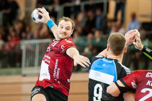 Jan Schult (Nr.19, Lübeck) im Angriff. Miladin Kozlina (Nr.9, Vikings) kann nicht mehr eingreifen HC Rhein Vikings vs. VfL Lübeck-Schwartau, Handball, 2. Bundesliga, 22.12.17 Düsseldorf NRW Deutschland Castello