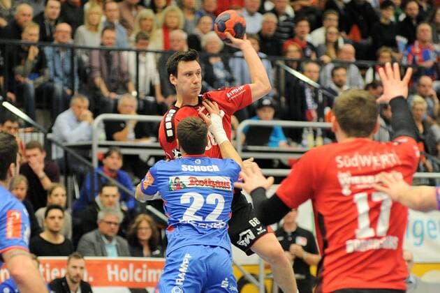 Bilder des Tages SPORT Max Emanuel (SG BBM Bietigheim 68) geegn Jona Schoch (HBW Balingen-Weilstetten 22) Handball,Maenner,2.Bundesliga,22.12.2017, Foto:TBaur Eibner Balingen Copyright: xBaurT Eibner-Pressefotox EP_ToBa