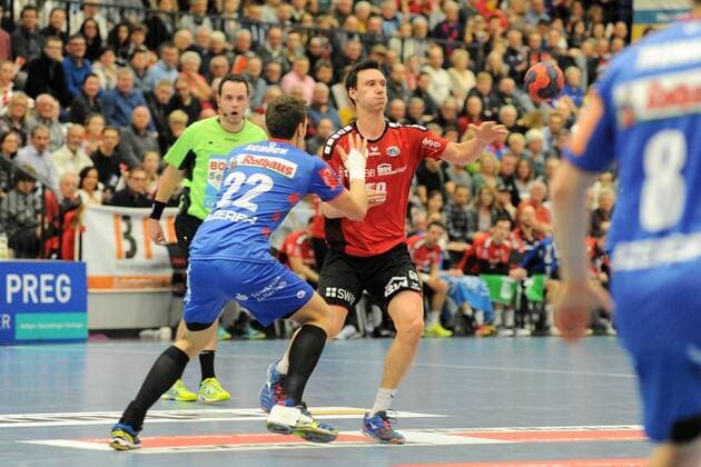 Max Emanuel (SG BBM Bietigheim 68) gegen Jona Schoch (HBW Balingen-Weilstetten 22) Handball,Maenner,2.Bundesliga,22.12.2017, Foto:TBaur Eibner Balingen Copyright: xBaurT Eibner-Pressefotox EP_ToBa