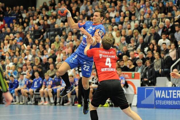 Jona Schoch (HBW Balingen-Weilstetten 22) gegen Patrick Rentschler (SG BBM Bietigheim 4) Handball,Maenner,2.Bundesliga,22.12.2017, Foto:TBaur Eibner Balingen Copyright: xBaurT Eibner-Pressefotox EP_ToBa