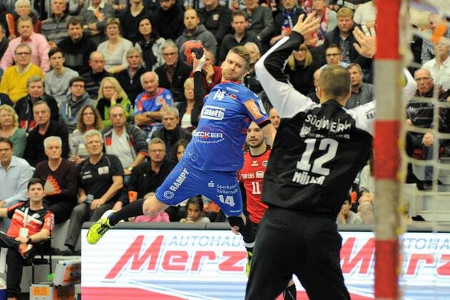 Oddur Gretarsson (HBW Balingen-Weilstetten 14) gegen Juergen Mueller (SG BBM Bietigheim 12) im Tor Handball,Maenner,2.Bundesliga,22.12.2017, Foto:TBaur Eibner Balingen Copyright: xBaurT Eibner-Pressefotox EP_ToBa