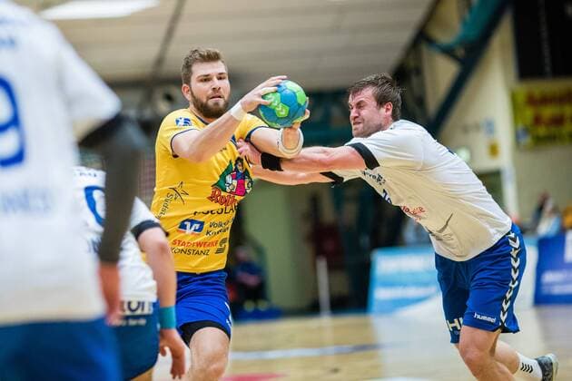 Matthias Riedel 7 vom HSG Konstanz im Duell mit Florian Pfeiffer 14 vom Dessau-Rosslauer HV 06 waehrend der DKB Handball 2. Bundesliga Begegnung zwischen Dessau-Rosslauer HV 06 und HSG Konstanz in der Anhalt Arena am December 22, 2017 in Bauhausstadt Dessau, Sachsen Anhalt, Germany (Photo by Hartmut Boesener) Bauhausstadt Dessau Copyright: xEibner-Pressefoto HartmutxBoesenerx EP_BOE