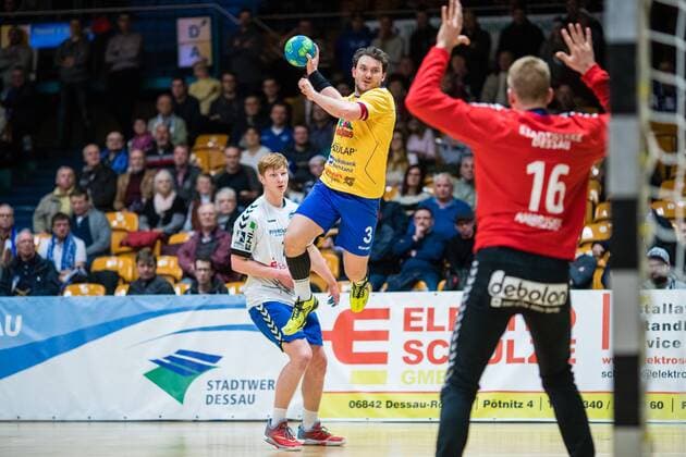 Fabian Schlaich 3 vom HSG Konstanz beim Wurf auf das Tor von Philip Ambrosius 16 vom Dessau-Rosslauer HV 06 waehrend der DKB Handball 2. Bundesliga Begegnung zwischen Dessau-Rosslauer HV 06 und HSG Konstanz in der Anhalt Arena am December 22, 2017 in Bauhausstadt Dessau, Sachsen Anhalt, Germany (Photo by Hartmut Boesener) Bauhausstadt Dessau Copyright: xEibner-Pressefoto HartmutxBoesenerx EP_BOE