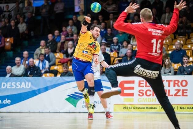 Fabian Schlaich 3 vom HSG Konstanz beim Wurf auf das Tor von Philip Ambrosius 16 vom Dessau-Rosslauer HV 06 waehrend der DKB Handball 2. Bundesliga Begegnung zwischen Dessau-Rosslauer HV 06 und HSG Konstanz in der Anhalt Arena am December 22, 2017 in Bauhausstadt Dessau, Sachsen Anhalt, Germany (Photo by Hartmut Boesener) Bauhausstadt Dessau Copyright: xEibner-Pressefoto HartmutxBoesenerx EP_BOE