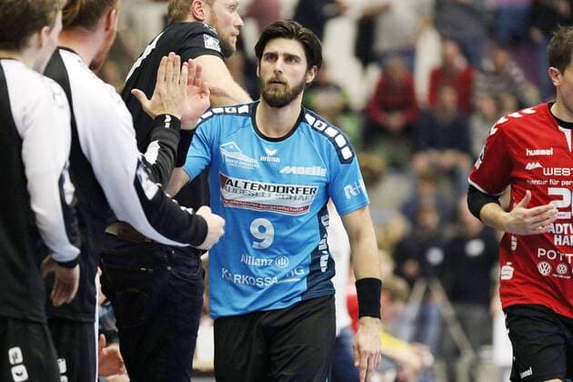 Pavel Mickal (HSG Nordhorn-Lingen 9) klatscht nach Torerfolg mit der Bank ab, ASV Hamm-Westfalen vs HSG Nordhorn-Lingen, Handball, 2. Bundesliga, 22.12.2017, Hamm Copyright: xEibner-Pressefoto Strohdiekx EP_JSK