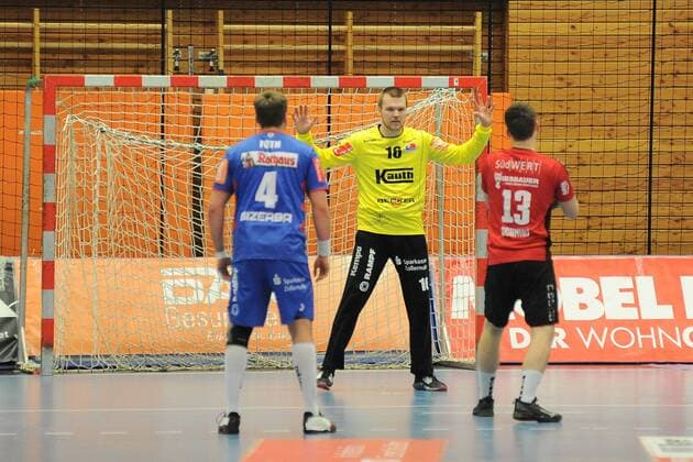Tomas Mrkva (HBW Balingen-Weilstetten 16) im Tor gegen Valentin Schmidt (SG BBM Bietigheim 13) Handball,Maenner,2.Bundesliga,22.12.2017, Foto:TBaur Eibner Balingen Copyright: xBaurT Eibner-Pressefotox EP_ToBa