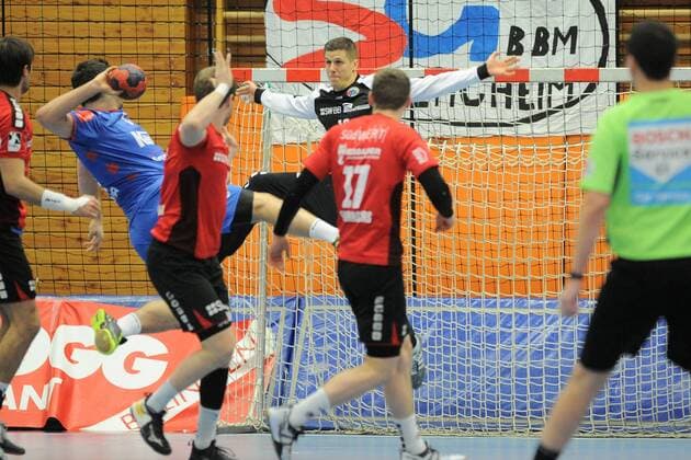 Juergen Mueller (SG BBM Bietigheim 12) im Tor gegen Tobias Wagner (HBW Balingen-Weilstetten 5) Handball,Maenner,2.Bundesliga,22.12.2017, Foto:TBaur Eibner Balingen Copyright: xBaurT Eibner-Pressefotox EP_ToBa
