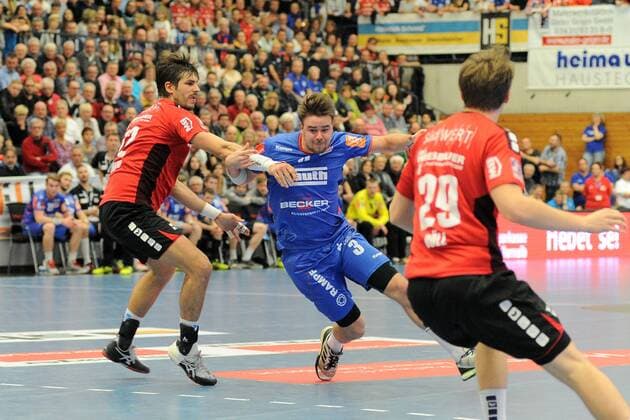 Simen Schoenningsen (HBW Balingen-Weilstetten 3) gegen Paco Barthe (SG BBM Bietigheim 22) Handball,Maenner,2.Bundesliga,22.12.2017, Foto:TBaur Eibner Balingen Copyright: xBaurT Eibner-Pressefotox EP_ToBa