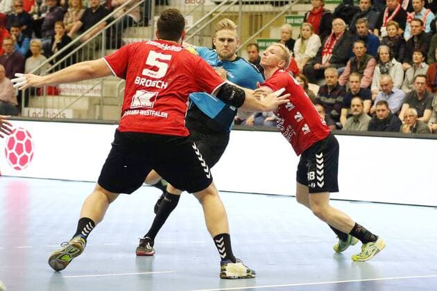Patrick Miedema (HSG Nordhorn-Lingen 10) gegen Jan Brosch (ASV Hamm-Westfalen 5)(vorne) und Julian Possehl (ASV Hamm-Westfalen 48)(rechts), ASV Hamm-Westfalen vs HSG Nordhorn-Lingen, Handball, 2. Bundesliga, 22.12.2017, Hamm Copyright: xEibner-Pressefoto Strohdiekx EP_JSK