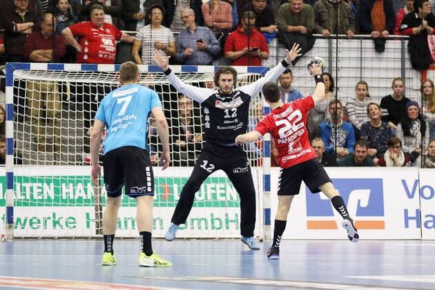 Vyron Papadopoulos (ASV Hamm-Westfalen 22) fuehrt einen Siebenmeter aus gegen Bjoern Buhrmester (HSG Nordhorn-Lingen 12), links Toon Leenders (HSG Nordhorn-Lingen 7), ASV Hamm-Westfalen vs HSG Nordhorn-Lingen, Handball, 2. Bundesliga, 22.12.2017, Hamm Copyright: xEibner-Pressefoto Strohdiekx EP_JSK