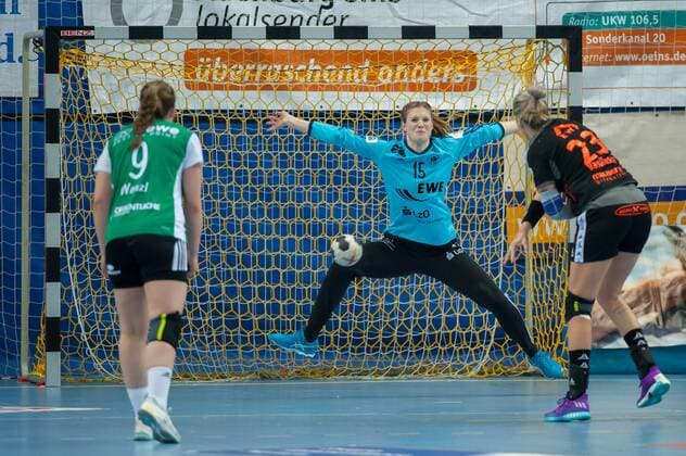 v.li.: Torhüterin, Torwart Madita Kohorst (VfL Oldenburg, 15) beim Siebenmeter, 7m gegen Laura Vasilescu (HSG Bad Wildungen Vipers, 23), Handball, Frauen-Bundesliga, VfL Oldenburg - HSG Bad Wildungen Vipers,