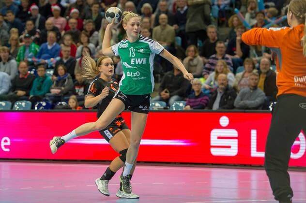 Jane Martens (VfL Oldenburg, 13) beim Wurf, Handball, Frauen-Bundesliga, VfL Oldenburg - HSG Bad Wildungen Vipers,