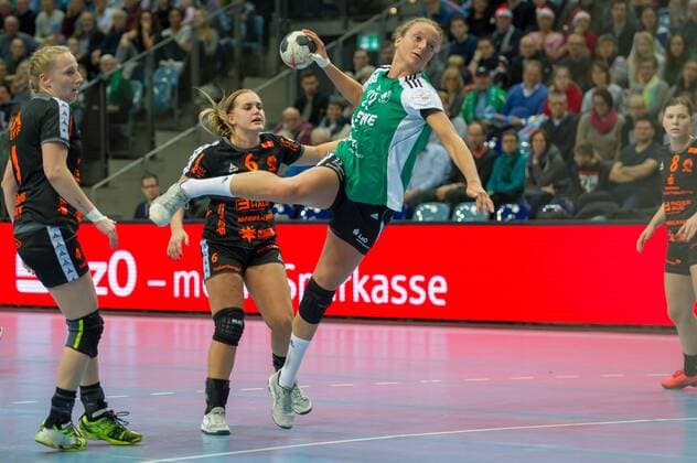 Bilder des Tages - SPORT Cara Hartstock (VfL Oldenburg, 23) beim Wurf, Handball, Frauen-Bundesliga, VfL Oldenburg - HSG Bad Wildungen Vipers,