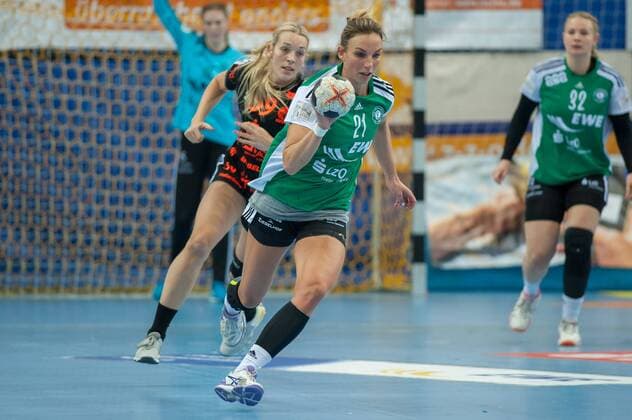 Angie Geschke (VfL Oldenburg, 21) am Ball, Handball, Frauen-Bundesliga, VfL Oldenburg - HSG Bad Wildungen Vipers,