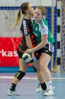 v.li.: Mariel Stefanie Beugels (HSG Bad Wildungen Vipers, 16) im Zweikampf mit Julia Wenzl (VfL Oldenburg, 9), Handball, Frauen-Bundesliga, VfL Oldenburg - HSG Bad Wildungen Vipers,
