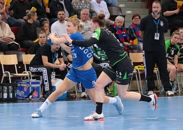 23.12.2017, Deutschland, Ludwigsburg, Deutschland, Handball Bundesliga Frauen 7. Spieltag Saison 2017 2018 SG BBM Bietigheim vs. TV Nellingen: v.l. Angela Malestein (BBM), Annika Blanke (TVN)