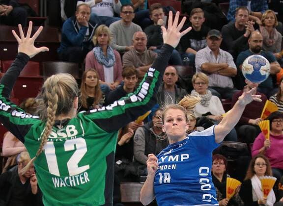 23.12.2017, Deutschland, Ludwigsburg, Deutschland, Handball Bundesliga Frauen 7. Spieltag Saison 2017 2018 SG BBM Bietigheim vs. TV Nellingen: v.l. Sarah Wachter (TVN), Mille Hundahl (BBM)