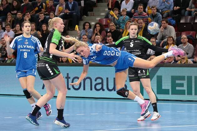 23.12.2017, Deutschland, Ludwigsburg, Deutschland, Handball Bundesliga Frauen 7. Spieltag Saison 2017 2018 SG BBM Bietigheim vs. TV Nellingen: v.l. Ines Ivancok (BBM), Vivien Jäger (TVN), Charris Rozemalen (BBM), Annika Blanke (TVN)