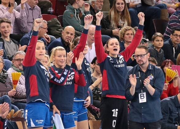 23.12.2017, Deutschland, Ludwigsburg, Deutschland, Handball Bundesliga Frauen 7. Spieltag Saison 2017 2018 SG BBM Bietigheim vs. TV Nellingen: BBM Jubel, rechts BBM Trainer Martin Albertsen
