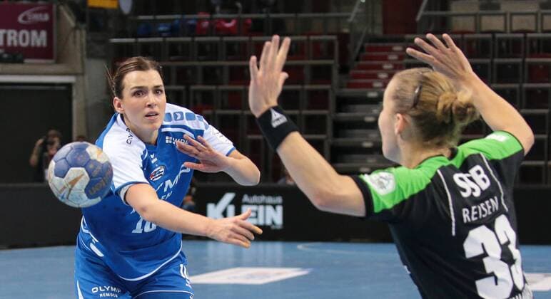 23.12.2017, Deutschland, Ludwigsburg, Deutschland, Handball Bundesliga Frauen 7. Spieltag Saison 2017 2018 SG BBM Bietigheim vs. TV Nellingen: v.l. Cecilie Woller (BBM), Carina Stockhammer (TVN)