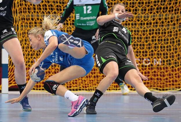 23.12.2017, Deutschland, Ludwigsburg, Deutschland, Handball Bundesliga Frauen 7. Spieltag Saison 2017 2018 SG BBM Bietigheim vs. TV Nellingen: v.l. Charris Rozemalen (BBM), Louisa Wolf (TVN)