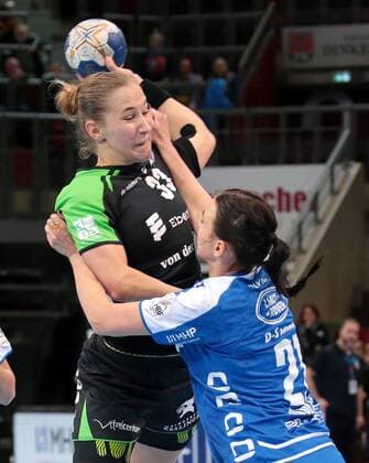23.12.2017, Deutschland, Ludwigsburg, Deutschland, Handball Bundesliga Frauen 7. Spieltag Saison 2017 2018 SG BBM Bietigheim vs. TV Nellingen: v.l. Carina Stockhammer (TVN), Fie Woller (BBM)