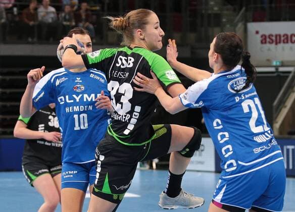 23.12.2017, Deutschland, Ludwigsburg, Deutschland, Handball Bundesliga Frauen 7. Spieltag Saison 2017 2018 SG BBM Bietigheim vs. TV Nellingen: v.l. Cecilie Woller (BBM), Carina Stockhammer (TVN), Fie Woller (BBM)