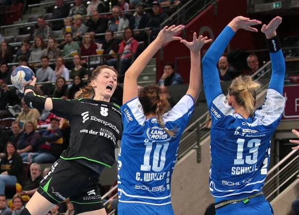 23.12.2017, Deutschland, Ludwigsburg, Deutschland, Handball Bundesliga Frauen 7. Spieltag Saison 2017 2018 SG BBM Bietigheim vs. TV Nellingen: v.l. Roxana-Alina Ioneac (TVN), Cecilie Woller (BBM), Luisa Schulze (BBM)