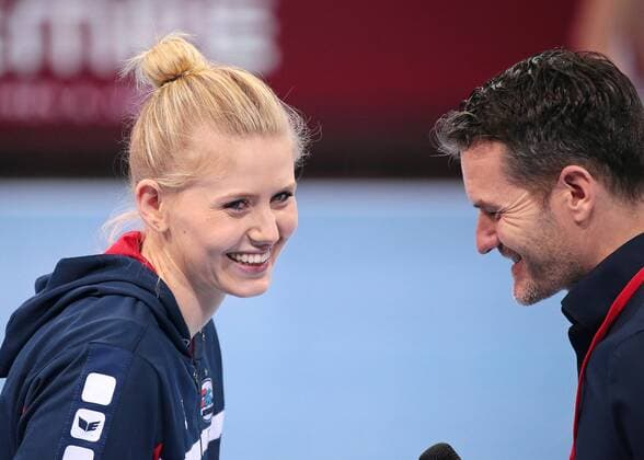 23.12.2017, Deutschland, Ludwigsburg, Deutschland, Handball Bundesliga Frauen 7. Spieltag Saison 2017 2018 SG BBM Bietigheim vs. TV Nellingen: v.l. Kim Naidziniavicius (BBM), Hallensprecher Jens Zimmermann