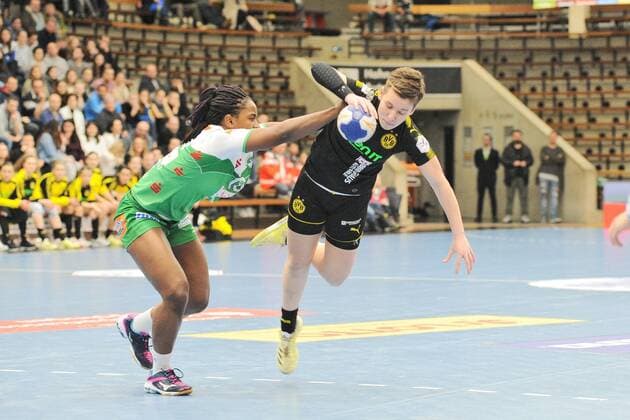 Alina Grijseels (Borussia Dortmund Handball 4) gegen Prudence Kinlend (Frisch Auf Goeppingen 10) Handball,Frauen,1.Bundesliga,23.12.2017, Foto:TBaur Eibner Goeppingen Copyright: xBaurT Eibner-Pressefotox EP_ToBa