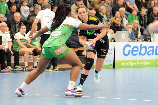 Caroline Mueller (Borussia Dortmund Handball 7) gegen Prudence Kinlend (Frisch Auf Goeppingen 10) Handball,Frauen,1.Bundesliga,23.12.2017, Foto:TBaur Eibner Goeppingen Copyright: xBaurT Eibner-Pressefotox EP_ToBa