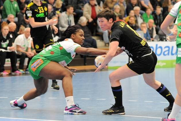 Anne Mueller (Borussia Dortmund Handball 8) gegen Prudence Kinlend (Frisch Auf Goeppingen 10) Handball,Frauen,1.Bundesliga,23.12.2017, Foto:TBaur Eibner Goeppingen Copyright: xBaurT Eibner-Pressefotox EP_ToBa