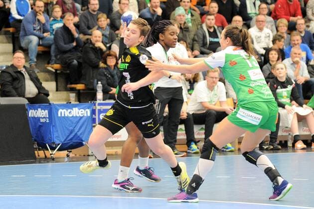 Alina Grijseels (Borussia Dortmund Handball 4) gegen Iris Guberinic (Frisch Auf Goeppingen 13) Handball,Frauen,1.Bundesliga,23.12.2017, Foto:TBaur Eibner Goeppingen Copyright: xBaurT Eibner-Pressefotox EP_ToBa
