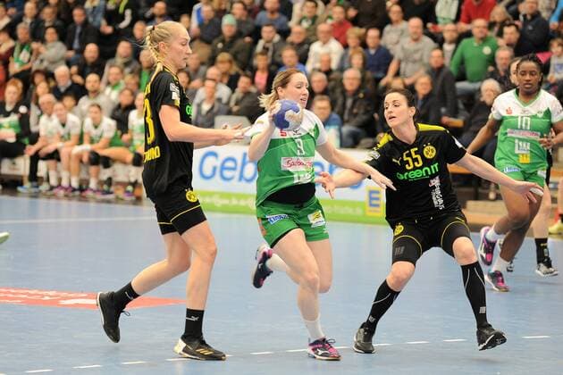 Johanna Schindler (Frisch Auf Goeppingen 9) gegen Nadja Mansson (Borussia Dortmund Handball 33) und Mira Emberovics (Borussia Dortmund Handball 55) Handball,Frauen,1.Bundesliga,23.12.2017, Foto:TBaur Eibner Goeppingen Copyright: xBaurT Eibner-Pressefotox EP_ToBa