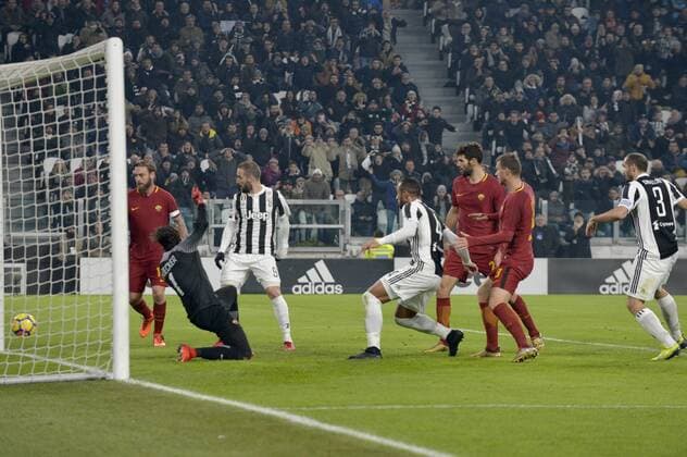 FuÃŸball, Juventus Turin - AS Rom 23rd December 2017, Allianz Stadium, Turin, Italy; Serie A football, Juventus versus Roma; Medhi Benatia shoots and scores the goal 1-0 for Juventus in 18th minute  ActionPlus11964623