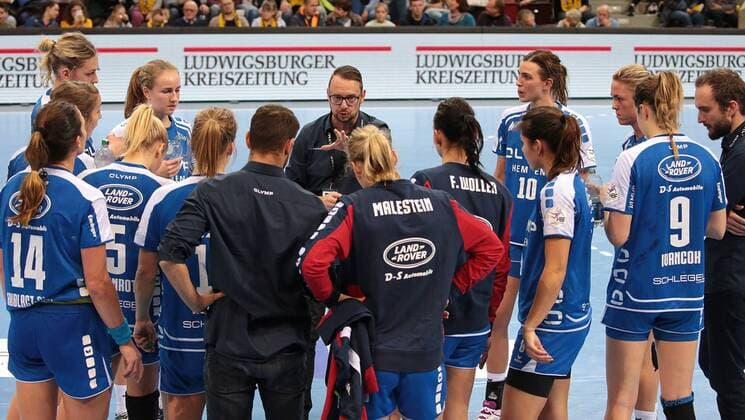 23.12.2017, Deutschland, Ludwigsburg, Deutschland, Handball Bundesliga Frauen 7. Spieltag Saison 2017 2018 SG BBM Bietigheim vs. TV Nellingen: mitte BBM Trainer Martin Albertsen