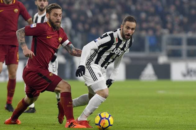 FuÃŸball, Juventus Turin - AS Rom 23rd December 2017, Allianz Stadium, Turin, Italy; Serie A football, Juventus versus Roma; Gonzalo Higuain shields the ball from Daniele De Rossi  ActionPlus11964653