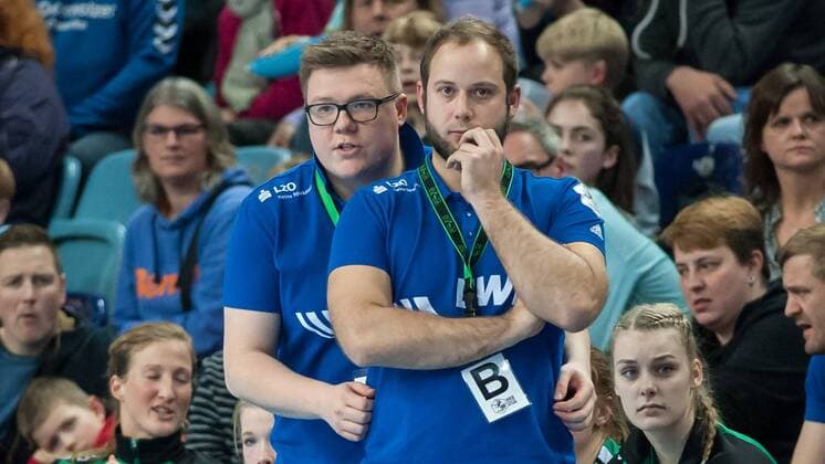 v.li.: Trainer Andreas Lampe (Andy, VfL Oldenburg) im Gespräch mit Trainer Niels Bötel (VfL Oldenburg), Handball, Frauen-Bundesliga, VfL Oldenburg - HSG Bad Wildungen Vipers,