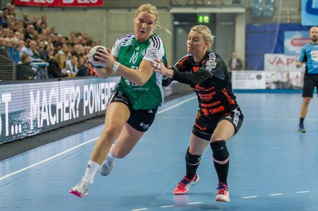 v.li.: Simone Spur Petersen (VfL Oldenburg, 10) im Zweikampf mit Miranda Schmidt-Robben (HSG Bad Wildungen Vipers, 11), Handball, Frauen-Bundesliga, VfL Oldenburg - HSG Bad Wildungen Vipers,